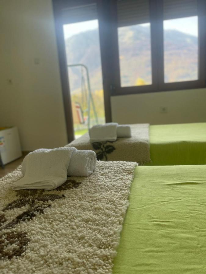 Visitor Yard Bed & Breakfast Plav Luaran gambar