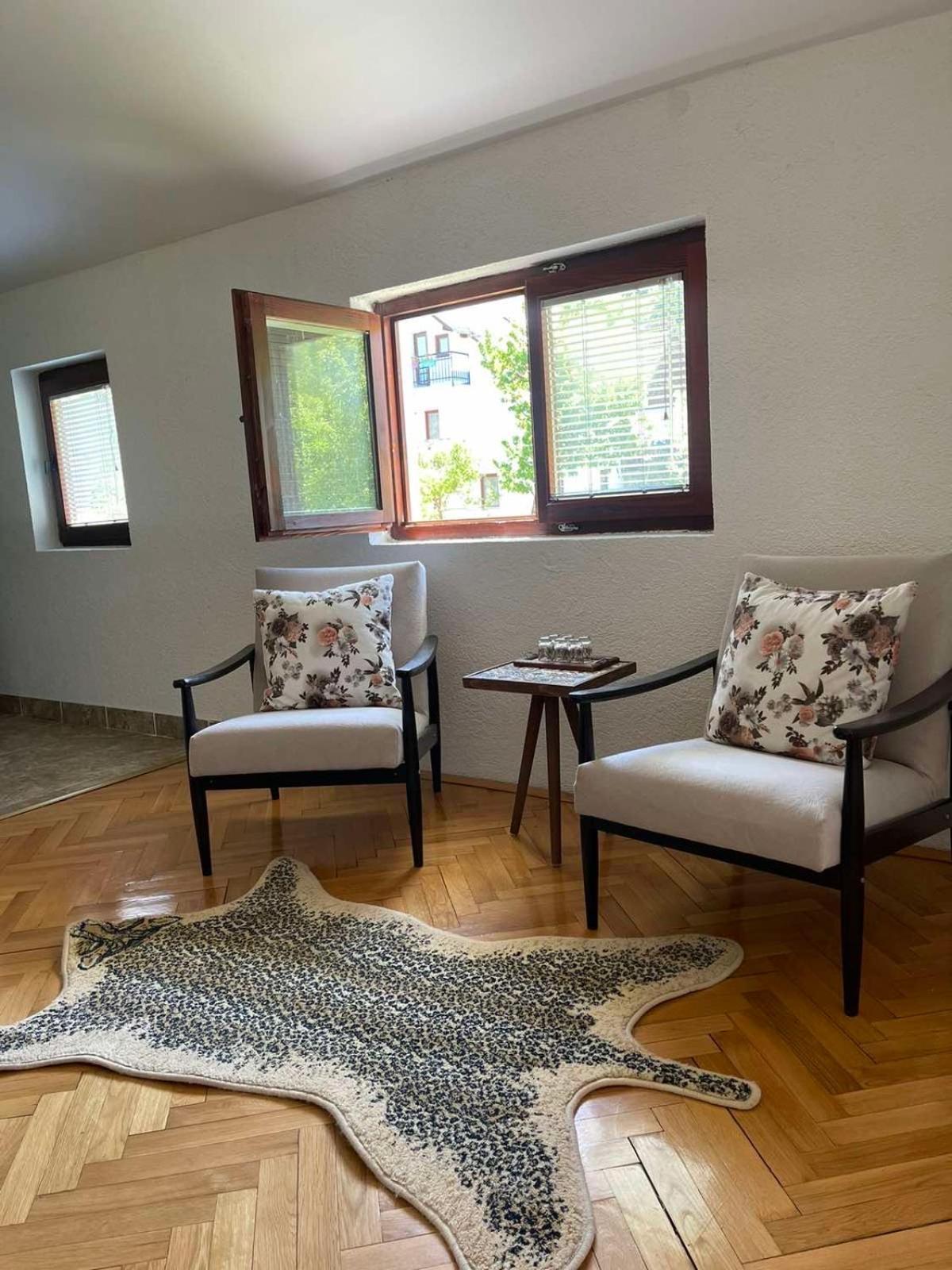 Visitor Yard Bed & Breakfast Plav Luaran gambar