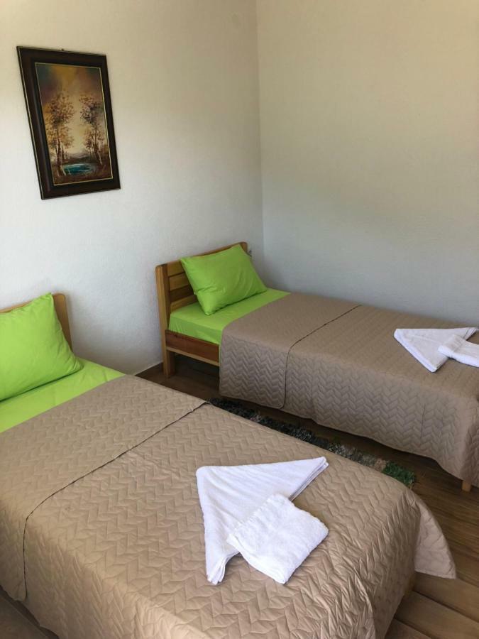 Visitor Yard Bed & Breakfast Plav Luaran gambar